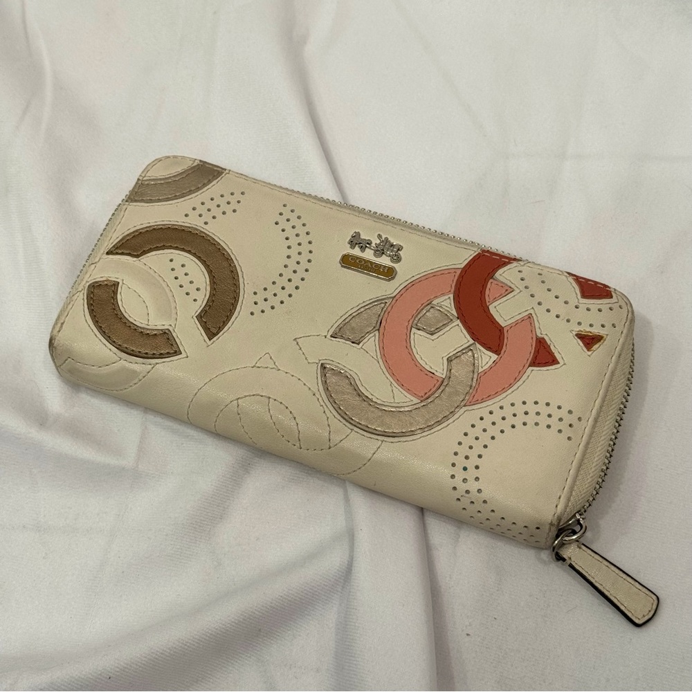 COACH zippered wallet - white with pink Cs